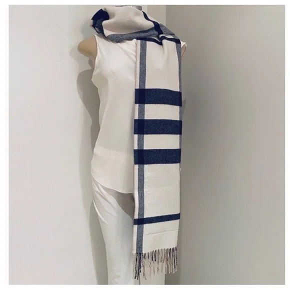 BURBERRY ST. HELEN REVERSIBLE POCKETS SCARF / WRAP. - Picture 3 of 9